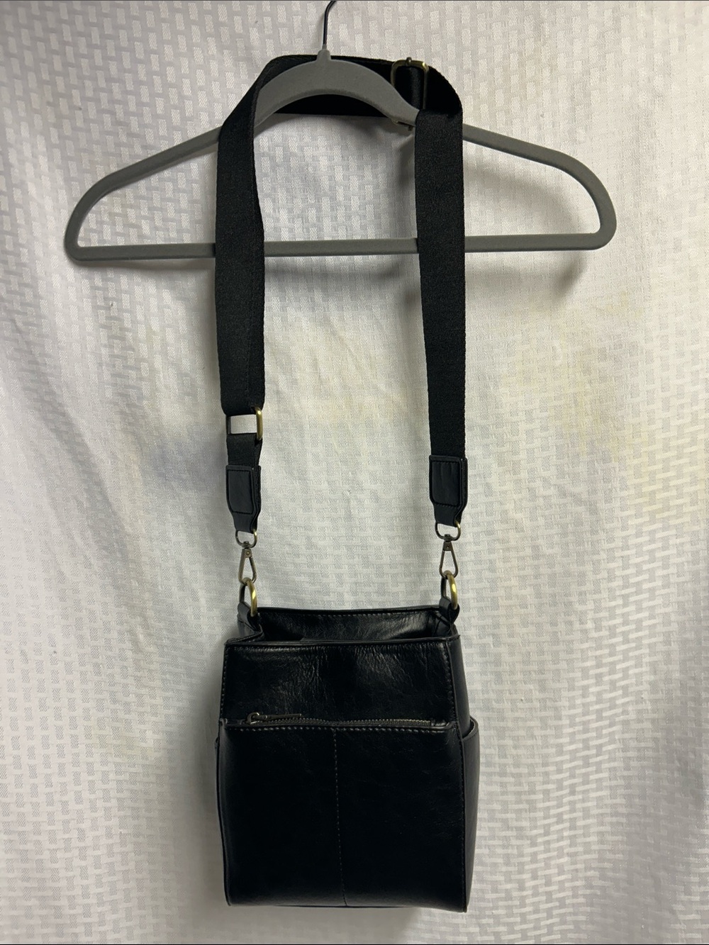 Jen & Co Black Crossbody bucket purse with adjustable strap.